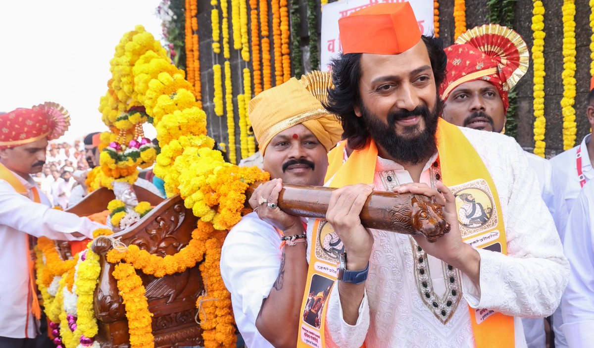 Riteishd's tweet photo. आजच्या पवित्र दिवशी, आपले आराध्य दैवत छत्रपती शिवाजी महाराजांचा जन्म झाला होता.
सकाळी शिवनेरी किल्ल्यावर जाऊन, आपल्या लाडक्या राजासमोर नतमस्तक झालो आणि त्यांना मानाचा मुजरा केला.
शिवजयंतीच्या या शुभ प्रसंगी, सर्व शिवभक्त आणि शिवप्रेमींना मनापासून हार्दिक शुभेच्छा!
जय शिवराय! 🚩 https://t.co/tH5LCj9F8D