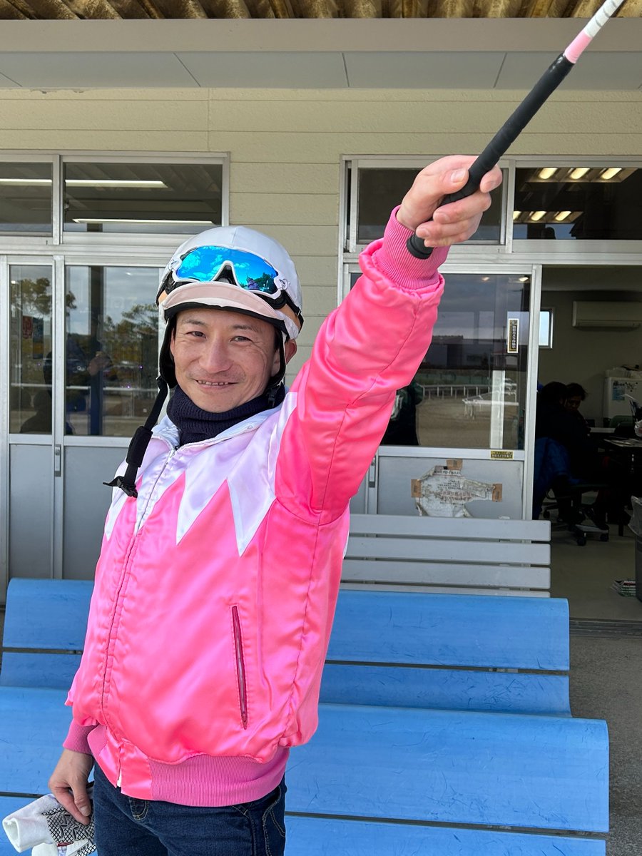 14日の小倉4ＲでＪＲＡ障害通算1000回騎乗を達成した難波剛健騎手です！
「これからもいっぱい乗れるように、いっぱい勝てるように頑張ります。やっぱり林さん（林満明元騎手）の2000回は信じられないですね…」と話してくれました。
#ジャンプジョッキー
#難波騎手
#将棋好き