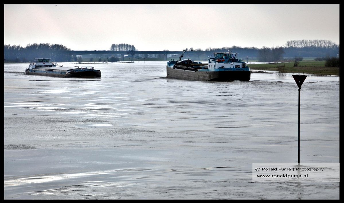RonaldPumaPhoto's tweet photo. 18.02.2026. #Zutphen #Netherlands. De #waterstand van de #IJssel is gestegen. Binnenvaartschepen die te hoog zijn voor de Oude #IJsselbrug varen door via een hefbrug (die omhoog gaat). #weer #Rijn #Lobith #Deventer #Rijkswaterstaat #NAP #Binnenvaart #transport #economie. https://t.co/eWfuoOxIuj
