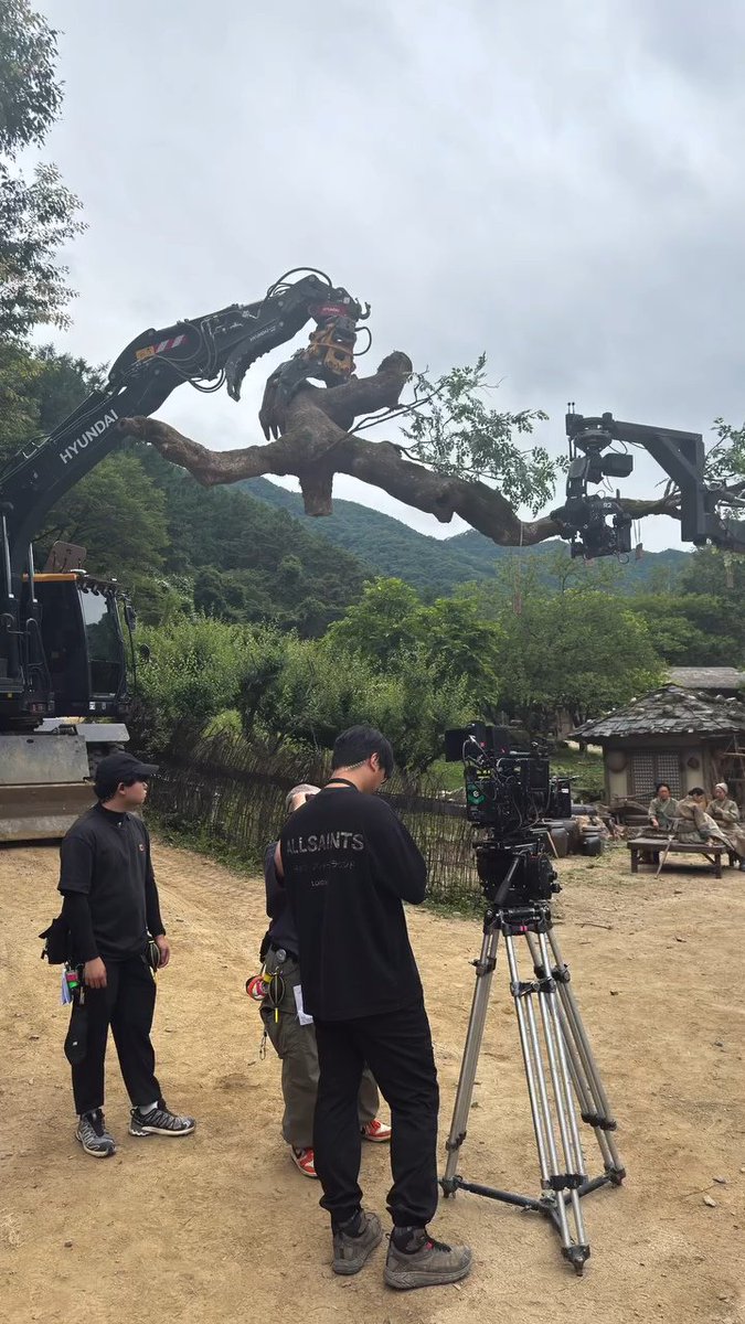 willld_mango's tweet image. 화면에 걸리는 나무 실제 아니고 포크레인이 들고 있네ㅋㅋ