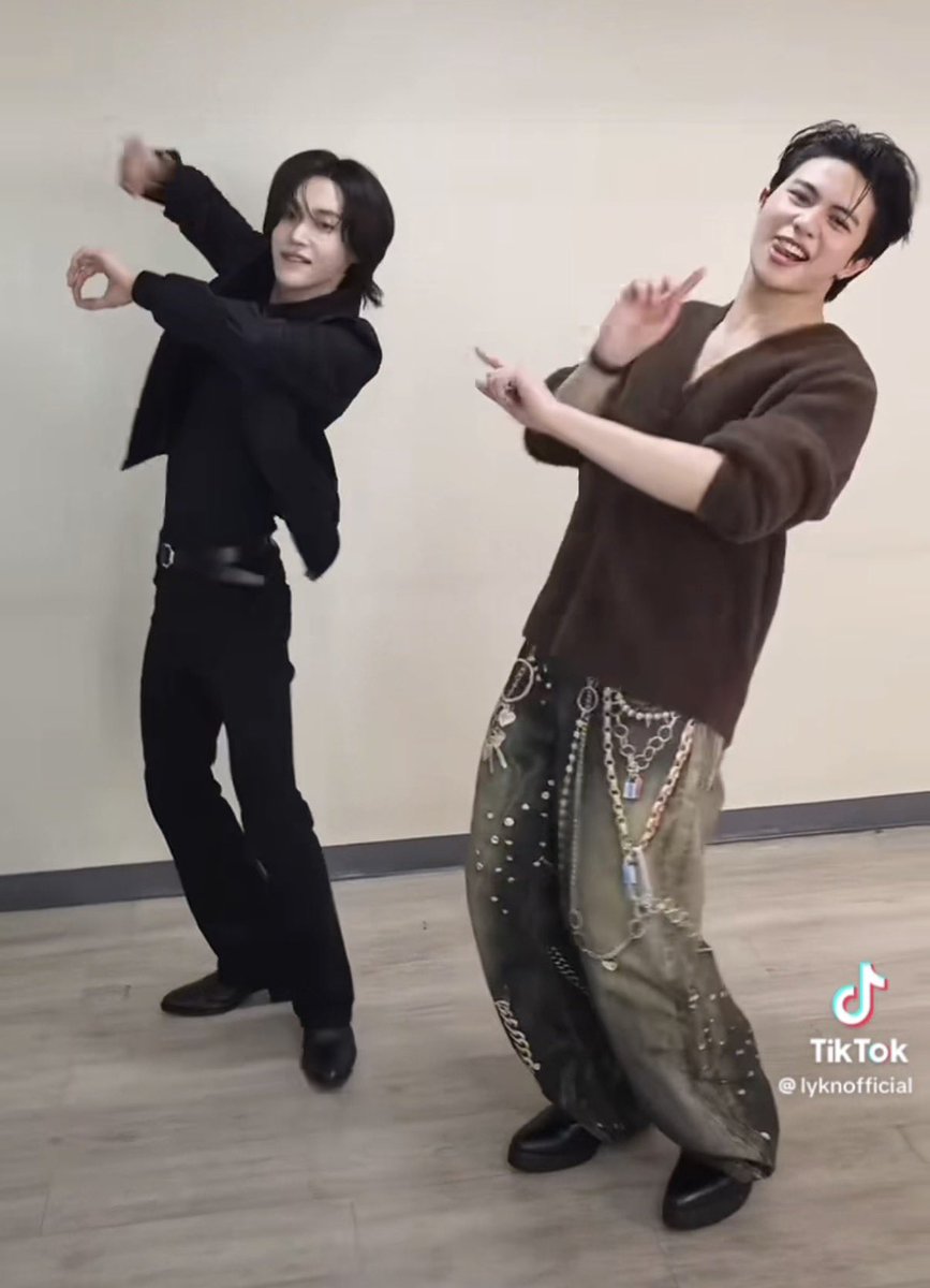 เมะเสื้อน้ำตาล เคะเสื้อดำ