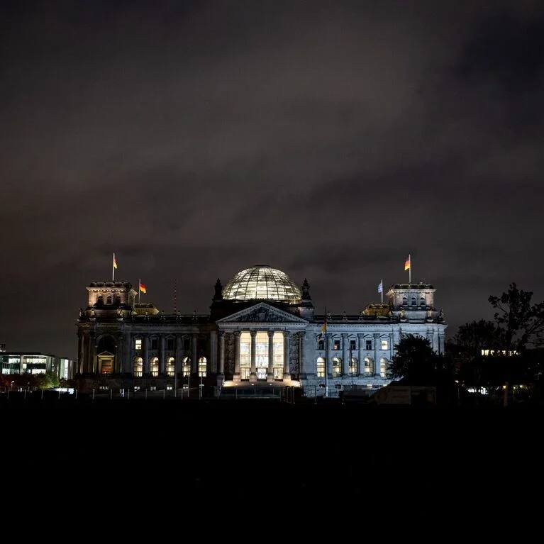Im Reichstagsgebäude in Berlin hat heute Morgen ein Gasmelder Alarm ausgelöst und einen größeren Feuerwehreinsatz verursacht.
Gegen 5:15 Uhr ging die automatische Meldung ein. Die Berliner Feuerwehr rückte mit etwa 80 Einsatzkräften an, darunter Spezialisten und Fahrzeuge mit