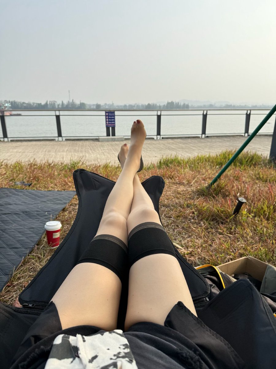 IA57r's tweet photo. 下午来江边吹吹风，新年新气象，你们要一起喝杯咖啡吗？味道很不错哦。 https://t.co/JOmRq1A7vI