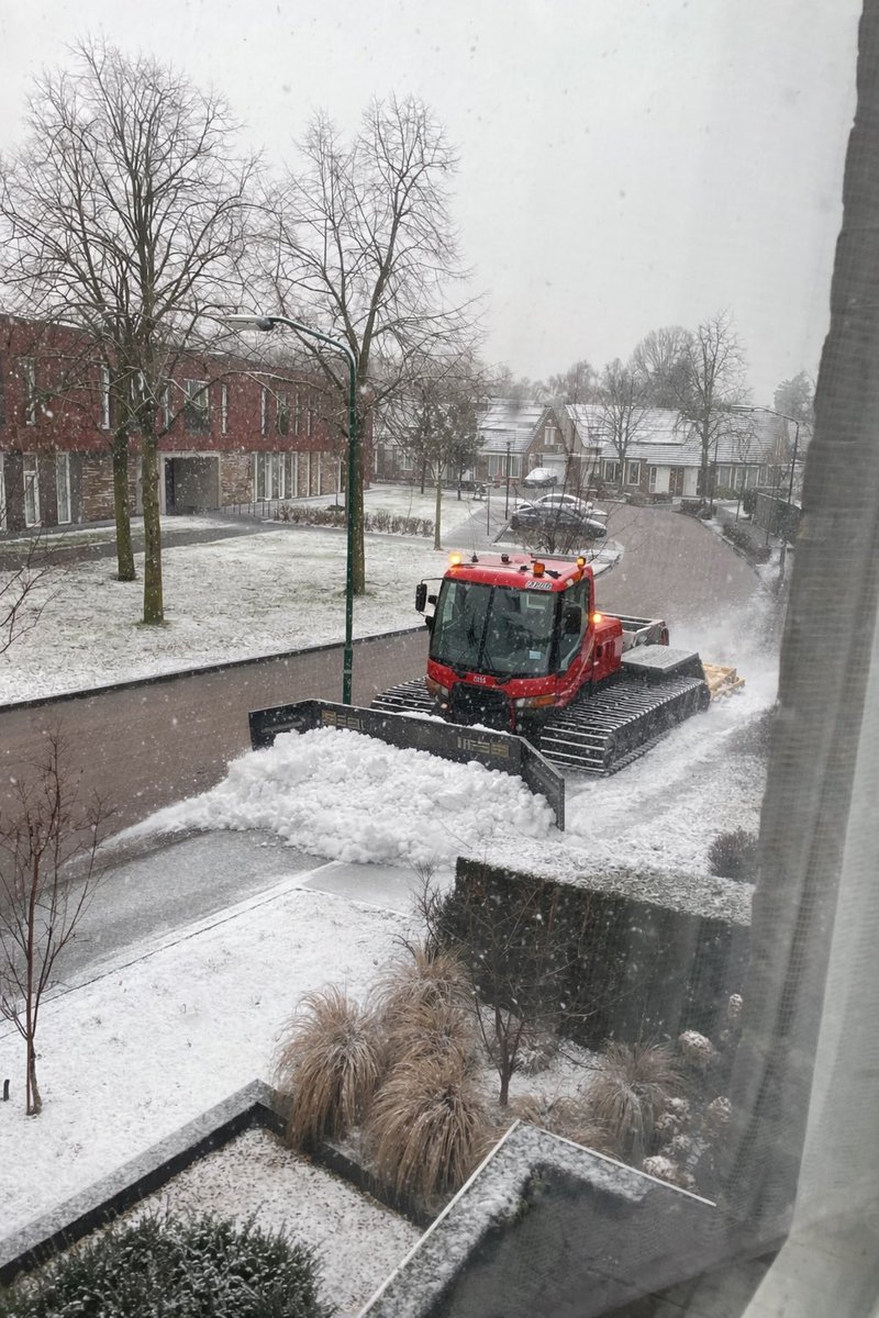 baxaim's tweet photo. #msn #sneeuw #KNMI Goed dat mijn buurman was voorbereid met zijn noodpakket uit Oosterijk, want met de “sneeuwstorm de doods vlgs nieuwsitem van MSN gister” is dit toch wel hard nodig. Hij is de hele nacht bezig geweest om de weg sneeuwvrij te krijgen😎💪🏼 https://t.co/1UJ6OLI9u8