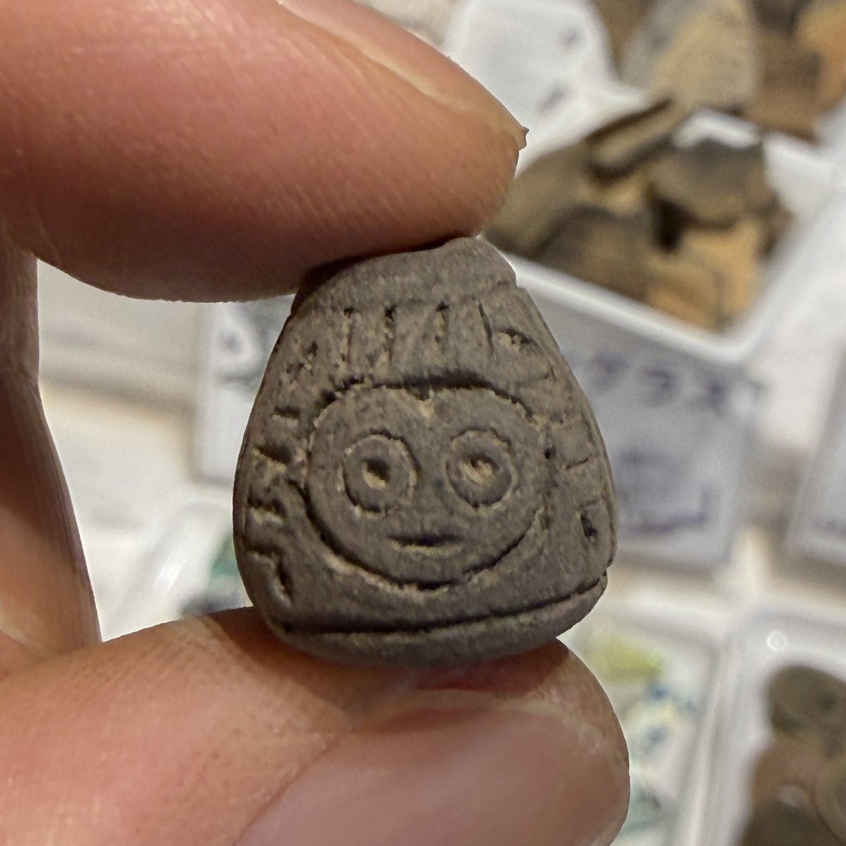 budouya_stone's tweet photo. 今週末の浅草橋ミネラルマルシェにて鉱物と科学・歴史の雑貨を販売します！

画像は店主がハマっている1000年前の南米のビーズの人面🙂(？)・ウサギ🐇・トカゲです🦎こちらも販売しております！入場無料ですのでぜひお越しください！ https://t.co/ZhRYaPfdcf