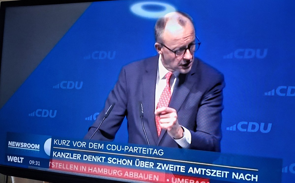 Er ist der Meinung, das Internet zersetzt die Gesellschaft. 
Dabei hat er nur erst jetzt begriffen, dass seine Lügen durch das Internet in Echtzeit auffliegen.
Er ist und bleibt ein Kanzler 2. Wahl.
#MERZMUSSWEG