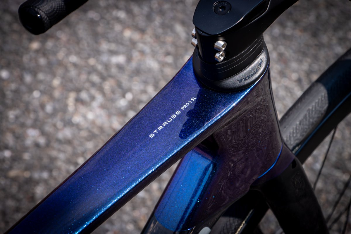 発売前の「STRAUSS PRO3 SL」のおさらい。

このモデルは当ブランドの中でも特にカラーにこだわった1台で、「ヨアケブルー」というカラーには
①夜明けの空をイメージしたブルー
②レーシングバイクブランドを目指すKhodaaBloomの新たな“夜明け”

と2つの意味が込められています。覚えててくださいね😉