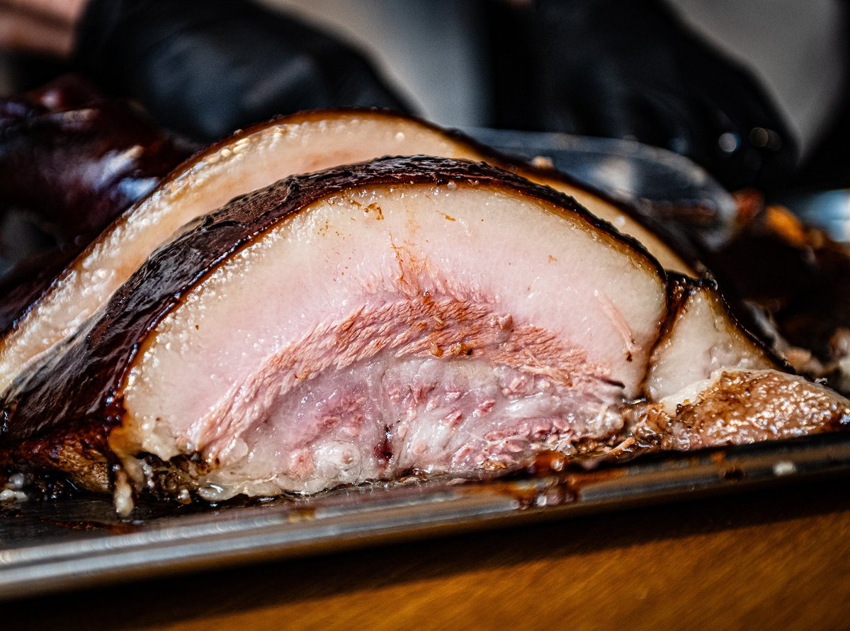 Menú Matanza <a href="/JamonJoselito/">Jamón Joselito</a> del <a href="/ChefJaviEstevez/">ChefJaviEstevez</a> en <a href="/LaTasqueria/">La Tasquería</a> ⭐️
Una reivindicación del sabor profundo, del gesto artesanal y del oficio entendido como compromiso.
Alguno de sus platos.
- Garbanzos con oreja
- Cabeza marinada y asada
- Cabeza hervida estilo "HongShao"