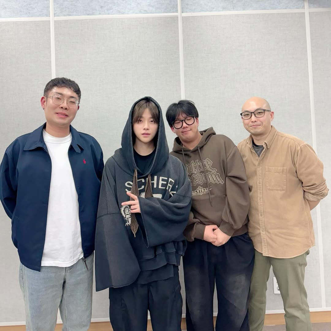 Jinhwan with "Pull You In" composers (L-R) Dong Yeol Lee, 이준영, 한덕용

Zankon OST 'Pull You In' by Jinhwan is available on all streaming platforms.

#Zankon #斬魂 

#iKON #아이콘 <a href="/iKON_gnani_____/">김진환</a>
#JAY #JINHWAN #김진환 #진환 #ジナン