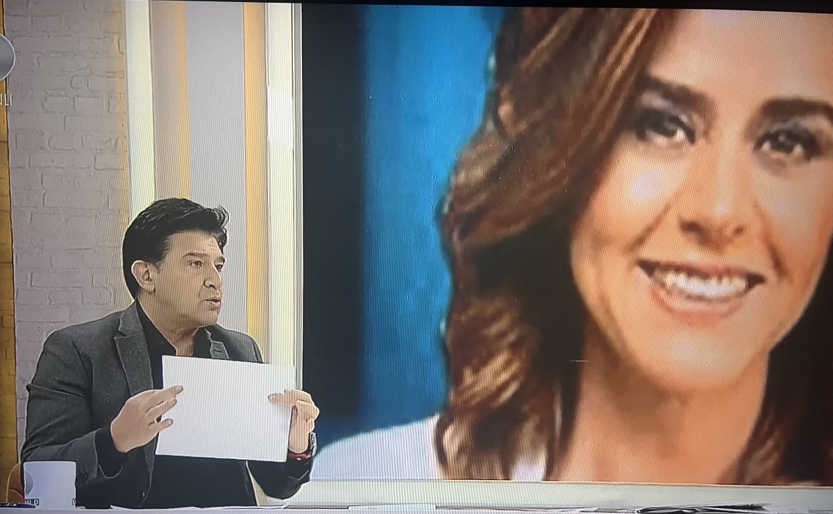 Sn Hakan Ural üç gündür Seçil Erzan dosyasını irdeliyor…
İlk kez konuşanlar
Yeni bilgiler 
Yeni belgeler
Yeni iddialar
İçinde çarşaf çarşaf haber var
Ama bakıyorum sanki konuya yayın yasağı gelmişçesine (!) hiç bir yerde tek satır yok…
Yuh olsun şu medyaya
Alkışlar Hakan Ural’a