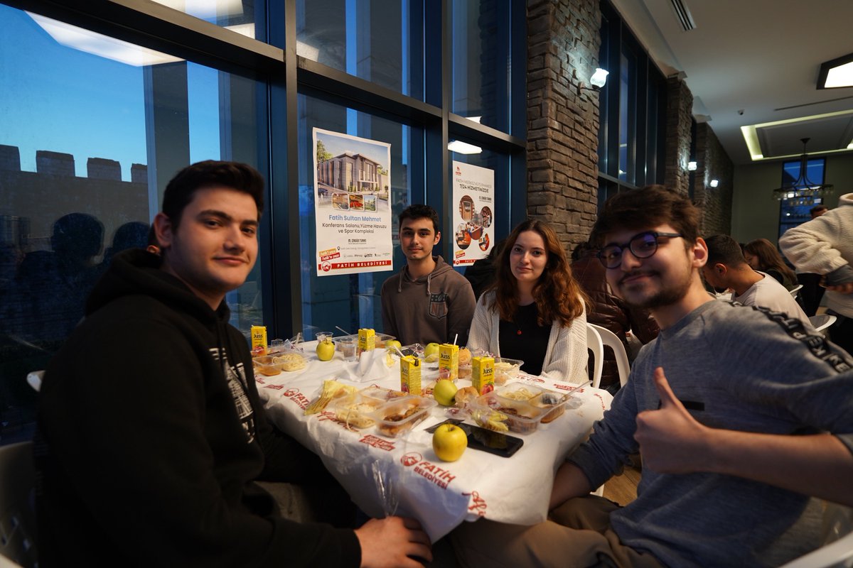 Ramazan gelince #FatihKütüphaneleri’nde bir güzel gelenek yeniden başlıyor. 🌙

İftar ve sahur sofralarımızı günlük 2️⃣.0️⃣0️⃣0️⃣ Suriçi Kart üyesi öğrencimizle birlikte kuruyor, mübarek ayın bereketini birlikte paylaşıyoruz.

Rabbim tuttuğunuz oruçları kabul etsin; derslerinizde