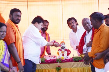 NewS_Breaking18's tweet photo. మెట్టుగూడలో బీజేపీ కార్యకర్తలతో కలిసి ఛత్రపతి శివాజీ మహారాజ్ గారికి పుష్పాంజలి ఘటించిన బి‌జే‌పి అధ్యక్షుడు..

#bjp #telangana #mettuguda 

@N_RamchanderRao @bjptelangnaSM https://t.co/Eij9k2g5T7