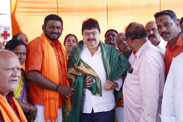NewS_Breaking18's tweet photo. మెట్టుగూడలో బీజేపీ కార్యకర్తలతో కలిసి ఛత్రపతి శివాజీ మహారాజ్ గారికి పుష్పాంజలి ఘటించిన బి‌జే‌పి అధ్యక్షుడు..

#bjp #telangana #mettuguda 

@N_RamchanderRao @bjptelangnaSM https://t.co/Eij9k2g5T7