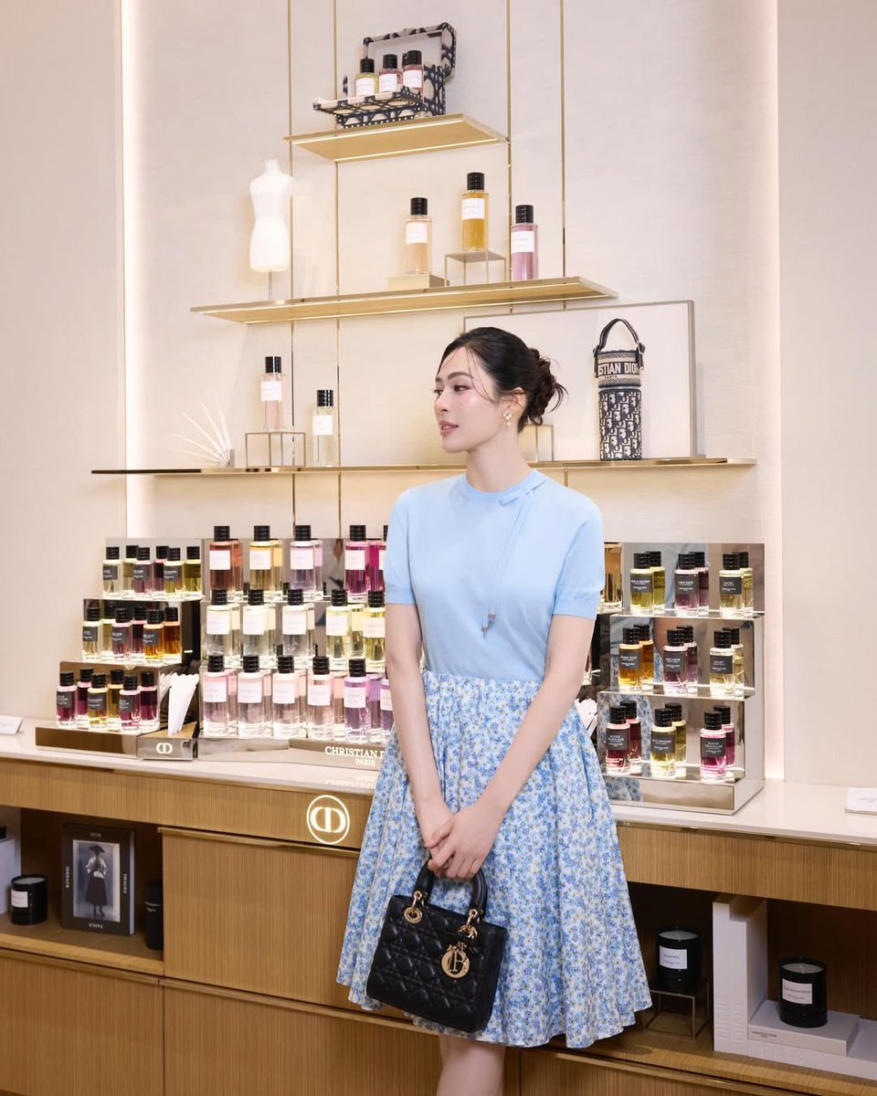 bazaarthailand's tweet image. #BAZAARReports Dior Beauty ประกาศแต่งตั้งนักแสดงสาว ‘หลิงหลิง-ศิริลักษณ์ คอง‘ ขึ้นเป็น Fragrance Ambassador ประจำประเทศไทย

#DiorBeauty 
#LinglingKwong
#BAZAARBeauty 
#BAZAARThailand