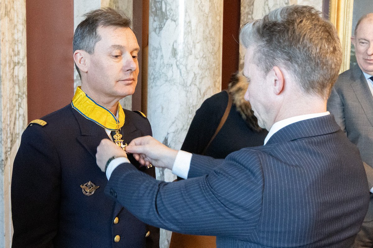 ForsvarsdepSv's tweet photo. 🇸🇪🇫🇷 Captain (Navy) Jérôme Chevalier, former defence attaché at the French Embassy, was awarded the Royal Order of the Sword. Minister for Defence Pål Jonson stated: “In these highly uncertain times, it is particularly valuable to have close partners like France.” https://t.co/iohfA0WSRQ