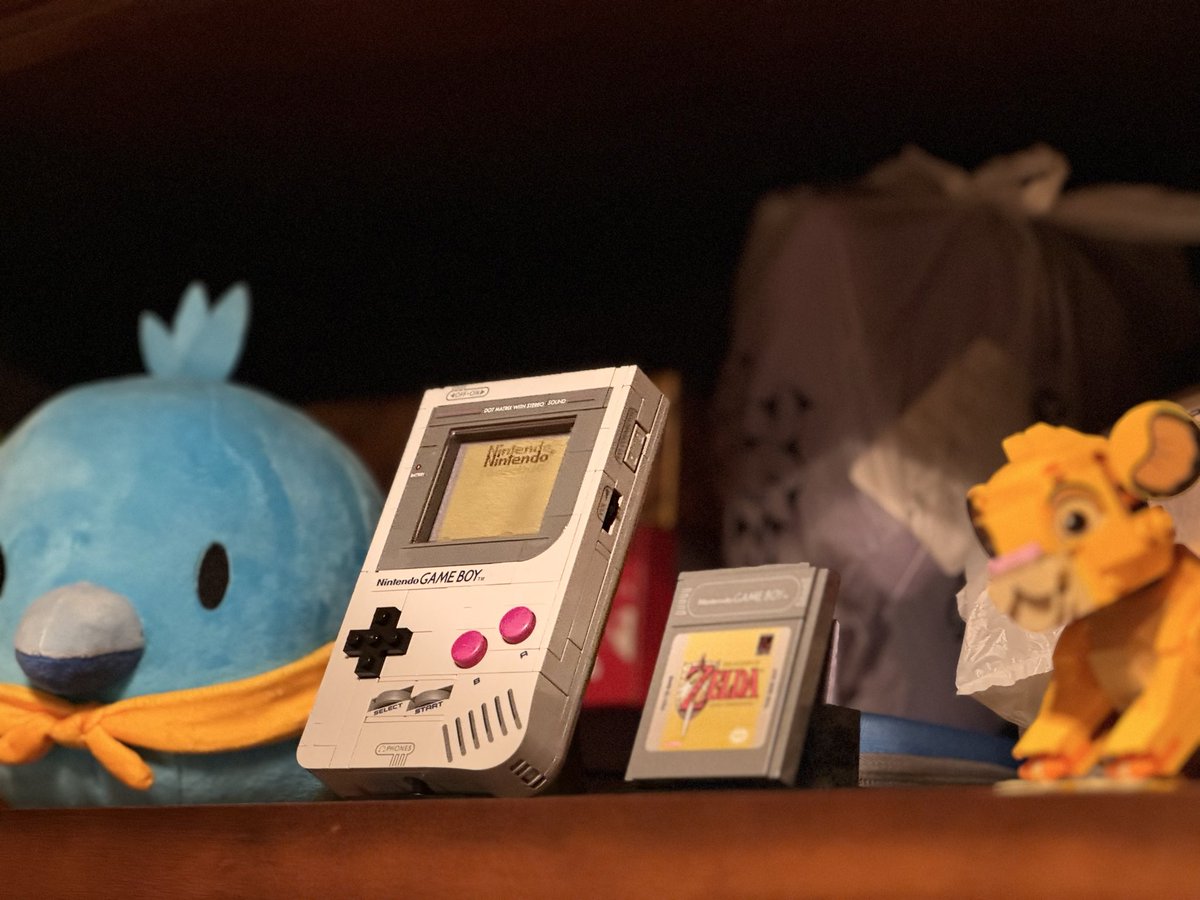 _1Ale's tweet photo. Ainda me assusto quando passo na frente da estante e acho que esse lego é um game boy de verdade 🤯 https://t.co/VGTMW0lIIa