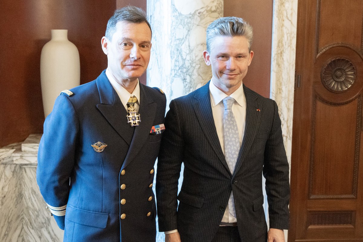 ForsvarsdepSv's tweet photo. 🇸🇪🇫🇷 Captain (Navy) Jérôme Chevalier, former defence attaché at the French Embassy, was awarded the Royal Order of the Sword. Minister for Defence Pål Jonson stated: “In these highly uncertain times, it is particularly valuable to have close partners like France.” https://t.co/iohfA0WSRQ