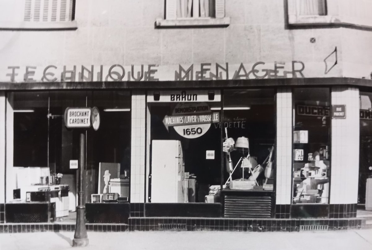 HistoireParis17's tweet image. #JeudiCommerces n° 1⃣2⃣6⃣ #Epinettes
Au 2 rue Pouchet, à l'angle de l'avenue de Clichy, se trouvait vers 1970 une boutique qui présentait toutes les dernières nouveautés en matière d'électro-ménager.
Un temps occupé par "Paris Affaires" puis par "Joker", bazars aux prix