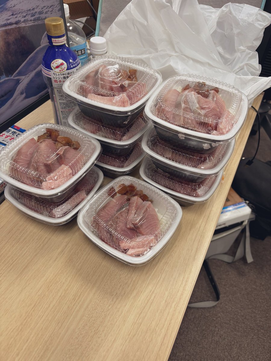 turisukisho's tweet photo. 会社で寒鰤弁当配るキチガイwww
一個500円 https://t.co/mRXl1tcwAW