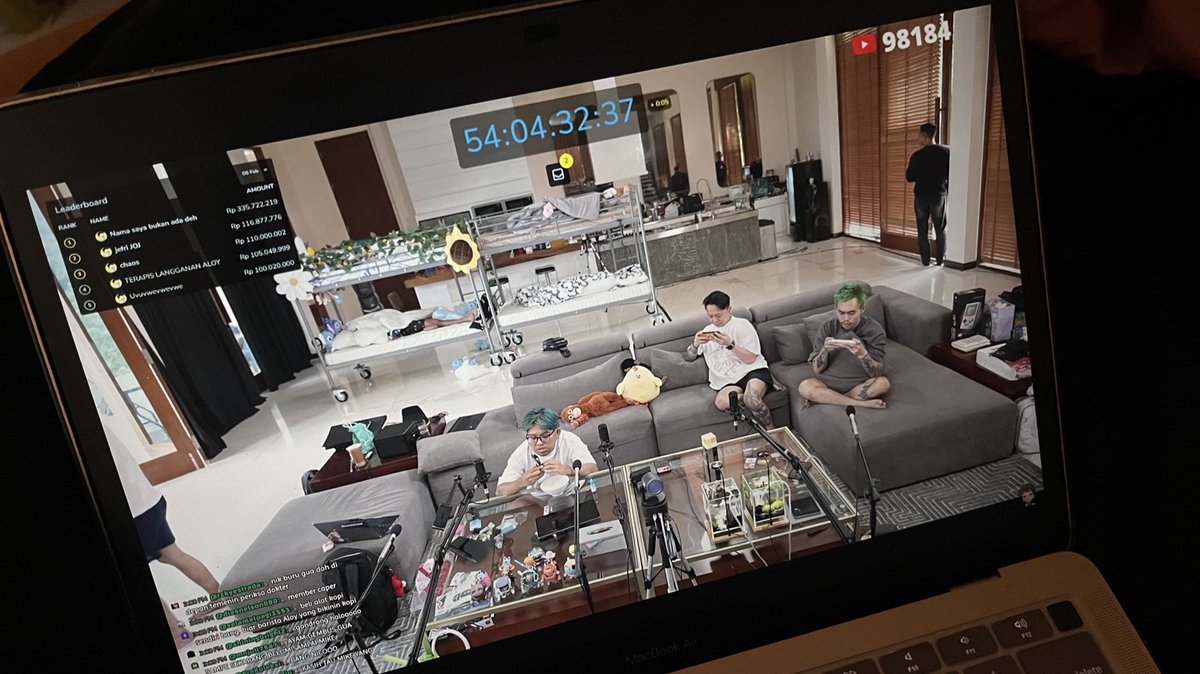 24hoursofabelly's tweet photo. gabut nonton orang gabut https://t.co/Z8ssXtFhat