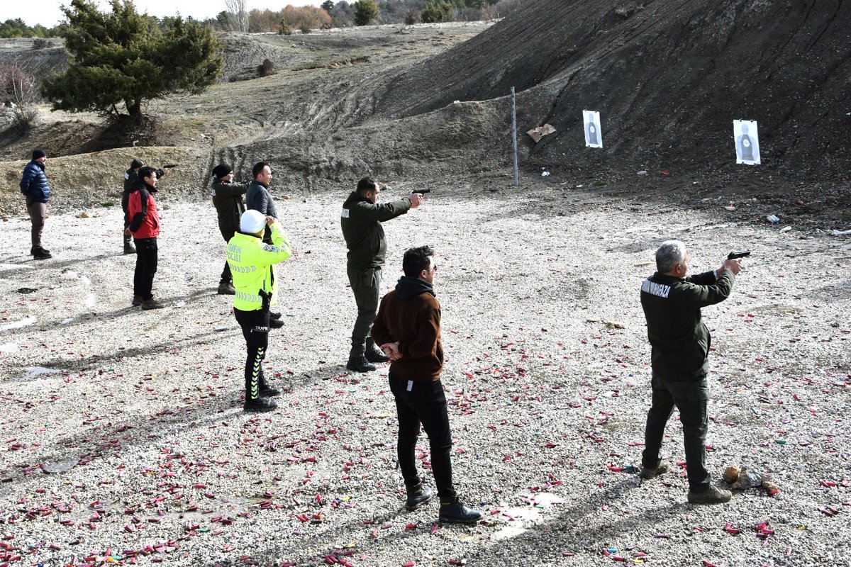 🌲 Beyşehir’de Orman Muhafaza Memurlarına Silah Eğitimi Verildi

Beyşehir Orman İşletme Müdürlüğü bünyesinde görev yapan Orman Muhafaza Memurlarımıza yönelik önemli bir eğitim programı gerçekleştirildi.

Beyşehir İlçe Emniyet Müdürlüğü ekipleri tarafından verilen eğitimde;
✅