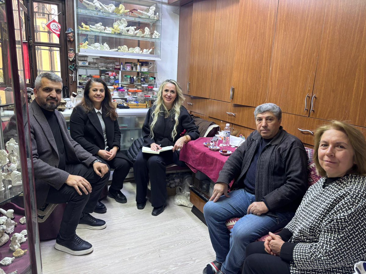 Kültür ve Sanat Politikaları Başkanımız Cevahir Manas, İl Yönetim Kurulu Üyelerimiz Tuncay Kuru, Hatice Doyuk ve Kadın Kolları Birim Başkanımız Serap Eyiol, lületaşı ustamız Ramazan Bağlan’ın Atlıhan El Sanatları Çarşısı’ndaki atölyesine misafir oldular. Şehrimizin mirasını