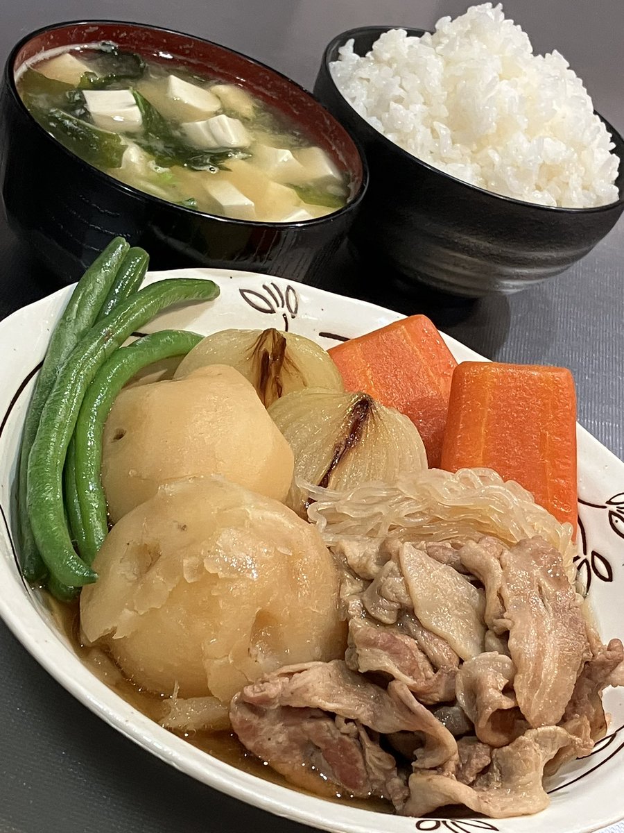 sense_kabu's tweet image. 今日はごろごろ具材の豚肉じゃが定食を食べました。おいしかったです。