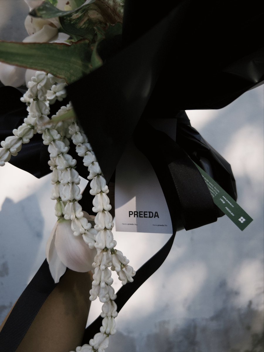 ดอกไม้ไทยสวยจริงๆ นี่ชอบให้พี่หุ้นส่วนที่เป็นฟลอริสต์จัดดอกไม้ไทยมาก เลิฟฝีมือนางโดยเฉพาะเวลาจับดอกไม้ไทย มาลัยเอิงเอย