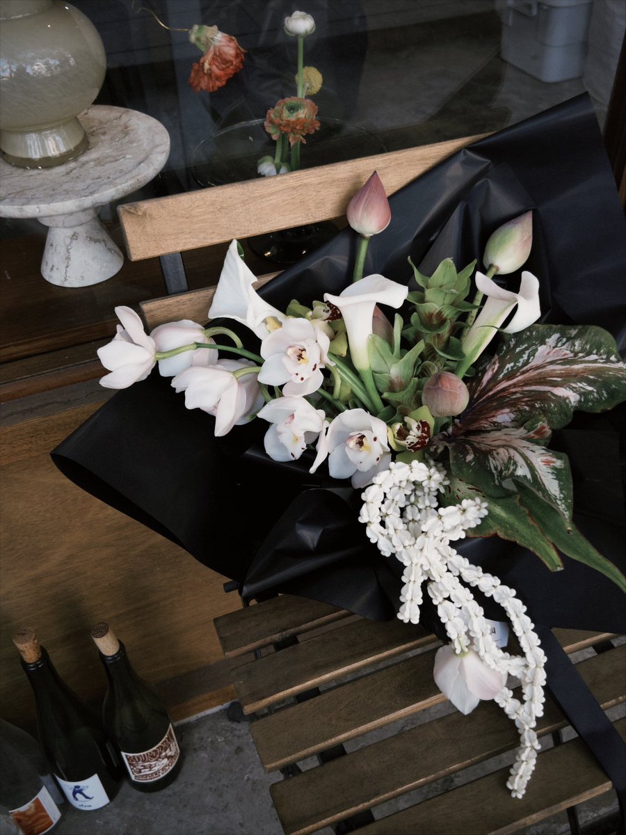 _summerdecember's tweet image. ดอกไม้ไทยสวยจริงๆ นี่ชอบให้พี่หุ้นส่วนที่เป็นฟลอริสต์จัดดอกไม้ไทยมาก เลิฟฝีมือนางโดยเฉพาะเวลาจับดอกไม้ไทย มาลัยเอิงเอย