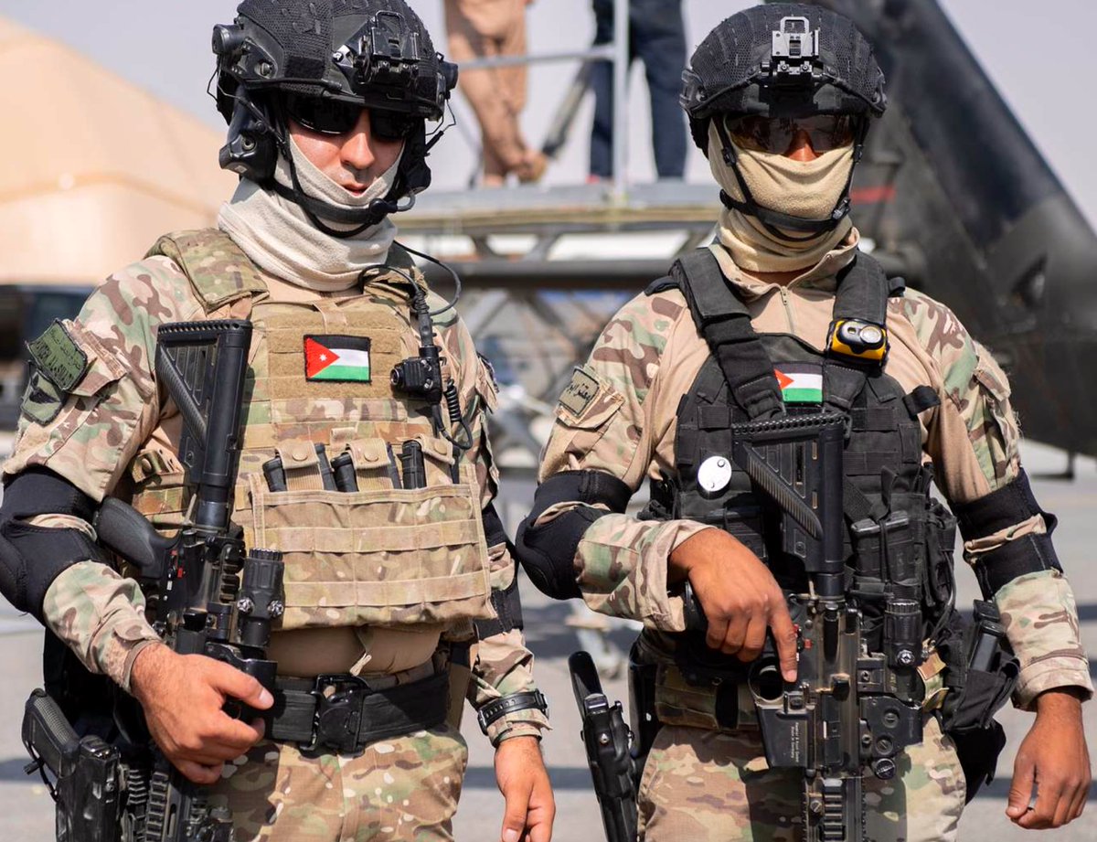 rkmtimes's tweet photo. JUST IN🇯🇴🇺🇸❌🇮🇷 US army transferred ATACMS, Tomahawk missiles, HIMARS, MLRS systems with F-16, F-15, F-22, F-35 and THAAD system to Jordan Army.

🚨Jordan will strike Strategic Iranian sites During Iran’s retaliatory strikes against US Aircraft carrier and US Naval assets in Persian Gulf.