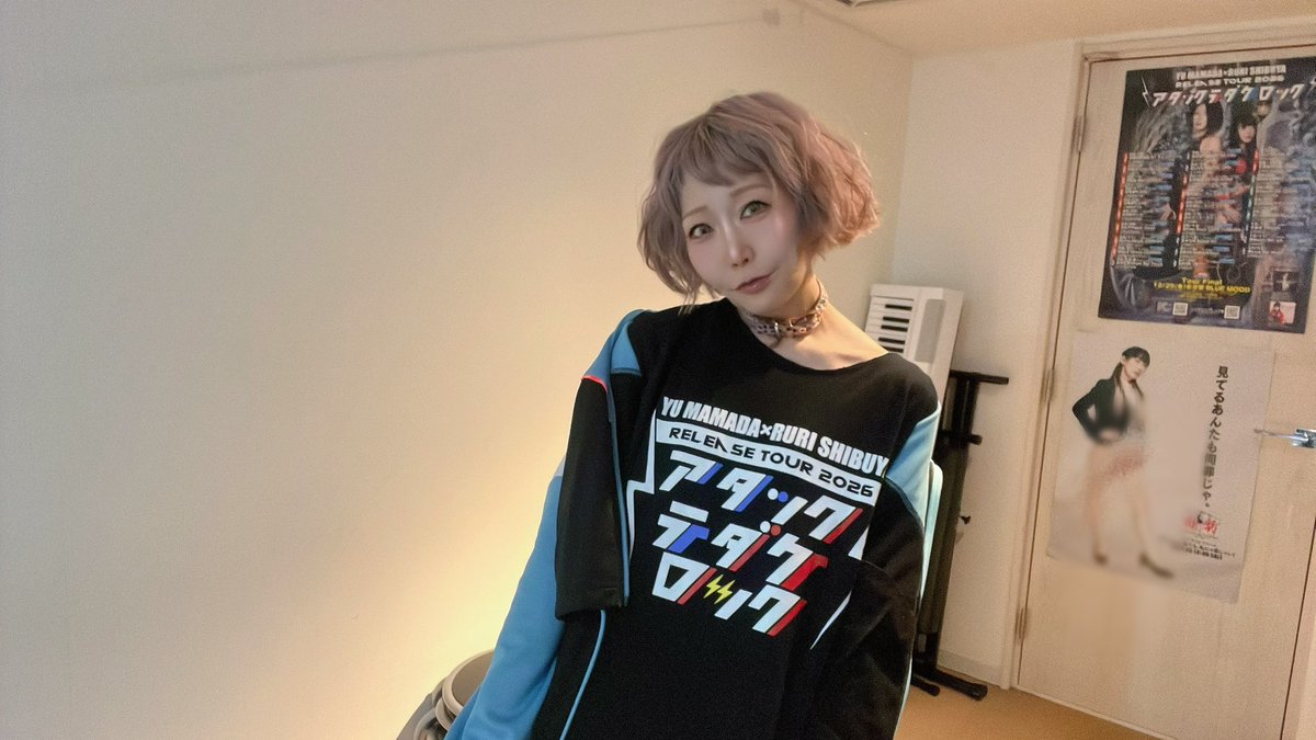 ツアーTシャツ着てみたよ！(XL)／ (襟元はチョッキン✂️アレンジして