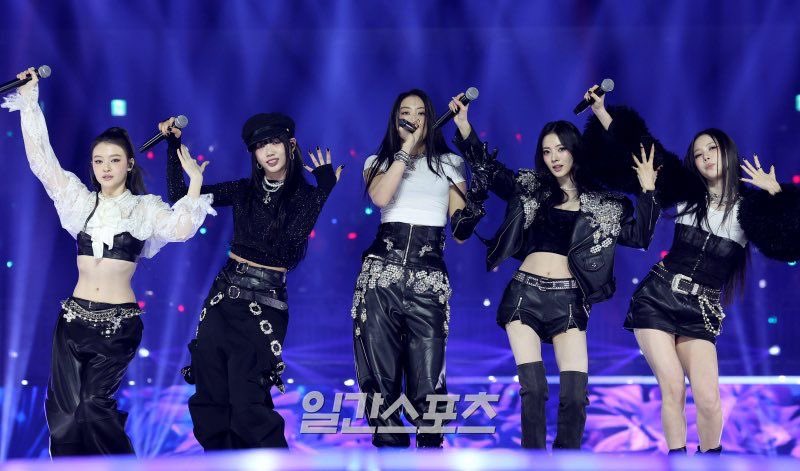 라이브 퍼포먼스를 잘하는 우리 애들이 무대 위에서 빛나는 모습을 하루빨리 보고 싶어😭