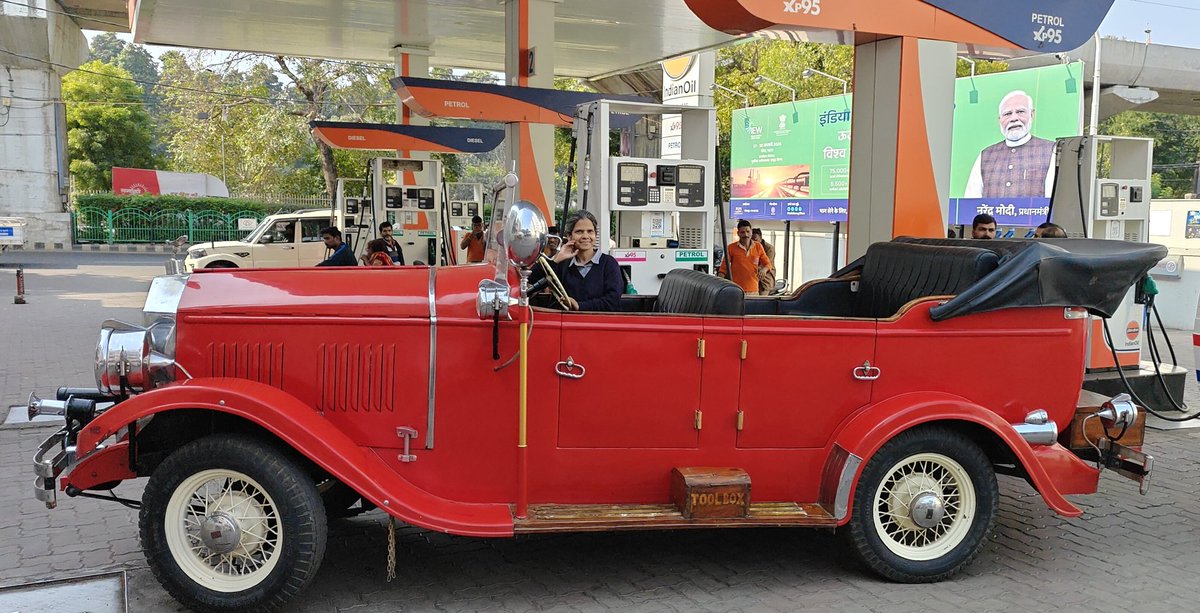 It was really worth running across the road near Lucknow University to spot this 1926 Rolls Royce, handed down to Saif Ali by his grandfather, Bashir Ahmad. This red beauty has come for a refill. It gives only 3-4 kilometre for one ltr of petrol.