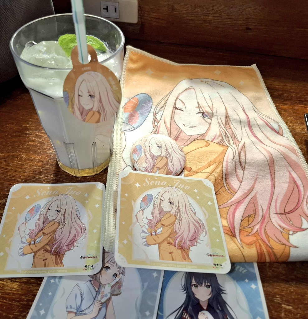 ランダムタオル・缶バッジ・コースターそろったので、コラボメニュー