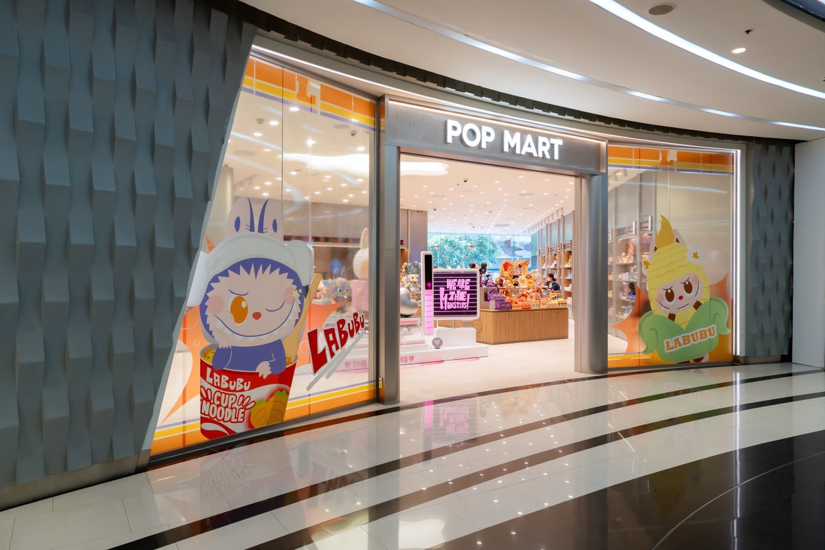 STARSOCIETY_TH's tweet photo. @popmartth ยกความสนุกบุกรังสิต เปิดพื้นที่ POP CULTURE และ ENTAINMENT แห่งใหม่ ภายใต้ธีม “The Monsters” 
https://t.co/0qlW0LOPS1
#POPMARTTH 
#POPMARTZpell 
#HELLOZpell
ที่จะพาทุกคนก้าวเข้าสู่โลกสุดซนของแก๊งตัวป่วน พร้อมจัดเต็มด้วยแรร์ไอเท็มที่ชาวป๊อปห้ามพลาด ทั้ง New Collection ที่เพิ่งเปิดตัว, คอลเลกชันพิเศษ The Monsters 10th Anniversary ฉลองครบรอบสุดยิ่งใหญ่, Must-Have Items และ Best Seller ที่ได้รับความนิยมอย่างต่อเนื่อง รวมถึง พวงกุญแจ Plush Doll สุดคิวต์, คอลเลกชัน Twinkle Twinkle Crush On You และ คอลเลกชัน Celebrate Year of the Horse ให้เหล่านักสะสมได้เลือกช้อปอย่างจุใจ