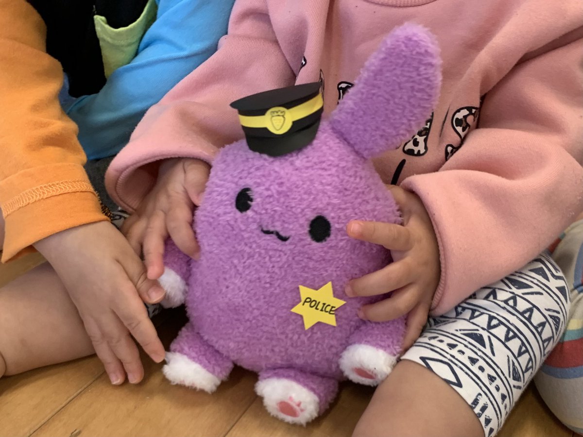 chibi_life6's tweet photo. 今日はお仕事で子供たちに交通安全指導をおこないました🚥✨️
なんともりうさちゃんも警察官役としてお手伝いしてくれました😆💜
子供たちにたくさん可愛い〜可愛い〜💕してもらったね(*´艸`*)💗
 #もりうさ  #Mofees https://t.co/MRD9fMIR7V