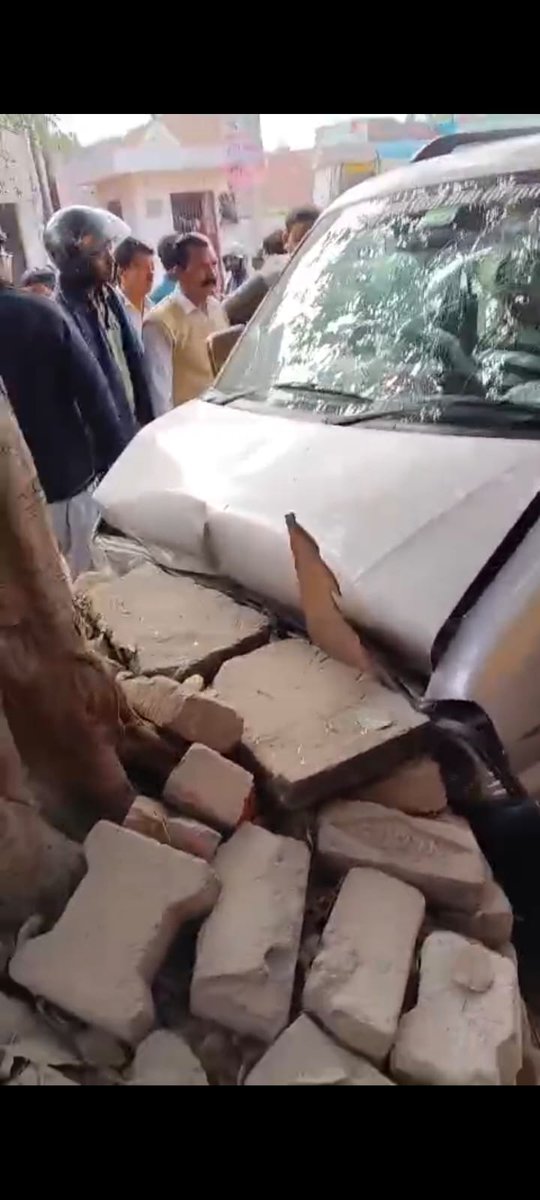 कानपुर

➡तेज रफ्तार कार ने राहगीरों को रौंदा
➡अनियंत्रित होकर पेड़ से टकराई कार
➡कार चालक को पब्लिक ने पीटा
➡पुलिस ने घायलों को अस्पताल भेजा
➡कार चालक को हिरासत में लिया
➡साउथ ज़ोन के बर्रा थानाक्षेत्र का मामला

#Kanpur #uttarpradesh #Accident <a href="/kanpurnagarpol/">POLICE COMMISSIONERATE KANPUR NAGAR</a>