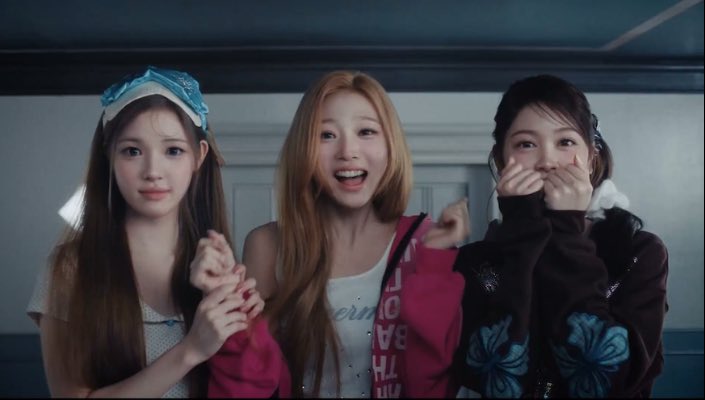kami_kissah's tweet photo. Yuha, Stella, Carmen on Video Call  with

Jiwoo

#RUDEisComing
#GetReadyForRUDE
#Hearts2Hearts #하츠투하츠 #H2H 
#RUDE! #Hearts2Hearts_RUDE! https://t.co/fseuFDAXCh
