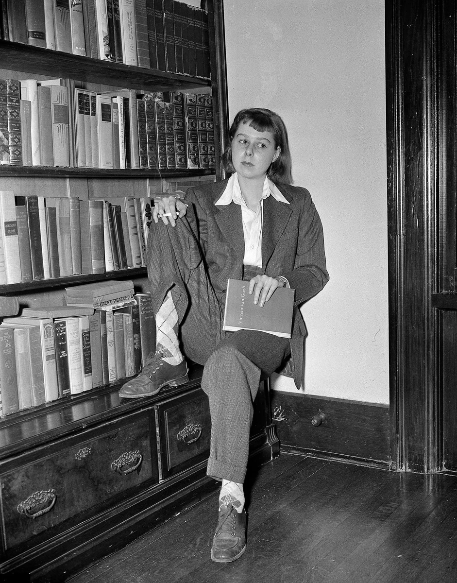 Revizorsb's tweet image. Carson McCullers, romancière et nouvelliste de premier plan, est née le 19 février 1917 à Columbus en Géorgie... Le cœur est un chasseur solitaire, Reflets dans un œil d'or, Frankie Addams, L'Horloge sans aiguilles, La Ballade du café triste...