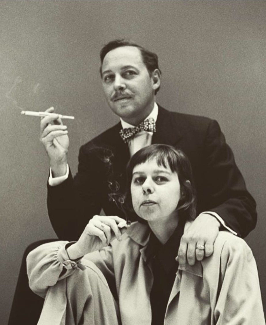Revizorsb's tweet image. Carson McCullers, romancière et nouvelliste de premier plan, est née le 19 février 1917 à Columbus en Géorgie... Le cœur est un chasseur solitaire, Reflets dans un œil d'or, Frankie Addams, L'Horloge sans aiguilles, La Ballade du café triste...