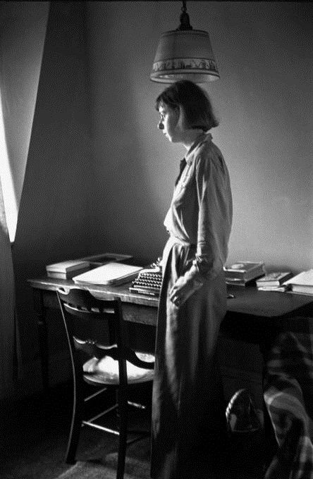 Revizorsb's tweet image. Carson McCullers, romancière et nouvelliste de premier plan, est née le 19 février 1917 à Columbus en Géorgie... Le cœur est un chasseur solitaire, Reflets dans un œil d'or, Frankie Addams, L'Horloge sans aiguilles, La Ballade du café triste...