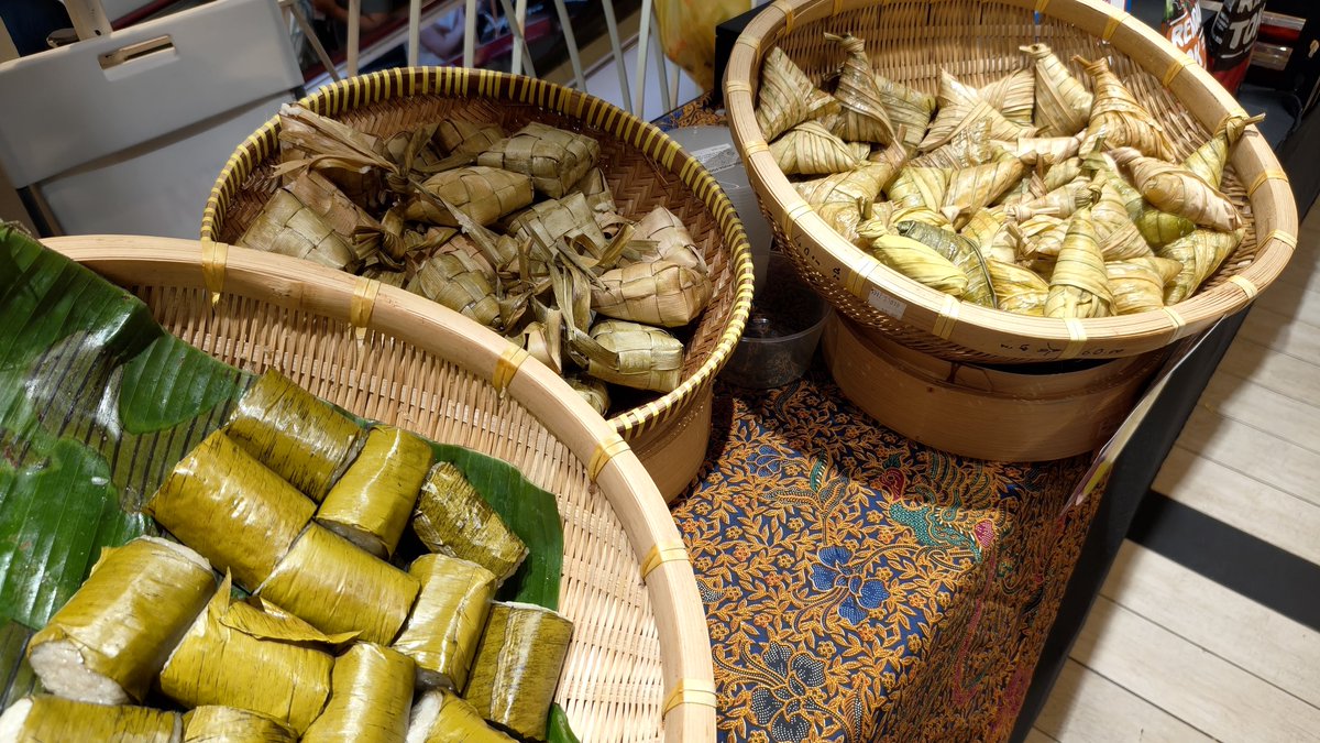 Tak sempat ke bazar? Rendang Tok org Kuale ada di LGF, #SOGOKL 
Ayam, daging, kambing &amp; daging masak hitam pon ada..😋 #karyamudafood