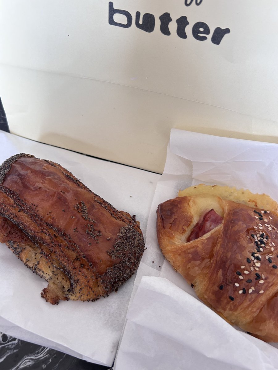 มีน้องไปต่อแถวซื้อขนมปังแต่เช้า และซื้อมาฝากเค้าด้วยแหละ