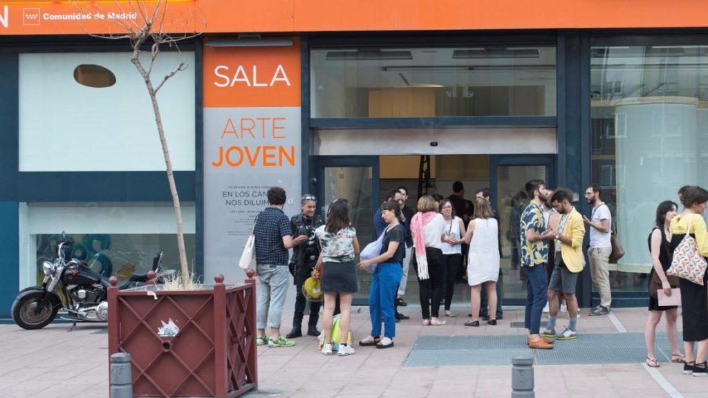CulturaCMadrid's tweet photo. ✅ Abierto el plazo de presentación de iniciativas para el proyecto "Se busca comisario" de la Sala de Arte Joven de la @ComunidadMadrid.

📆 Hasta el próximo 21 de mayo de 2026. 

+Info y bases: https://t.co/r5gSVuyUcp

#MadridEsCultura #ArteMadrid https://t.co/v3OmDDQXic