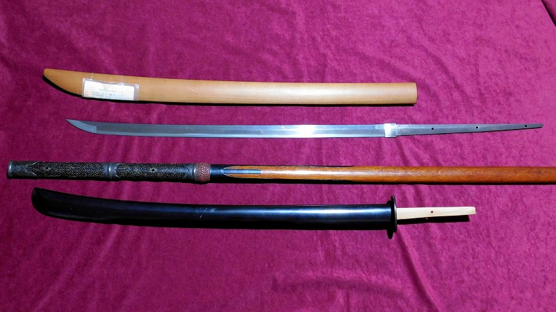 matsukazecoltd's tweet photo. 買い出し品紹介
長巻　完品の共拵が残っているのは極めて珍しい。
鍔　東龍斎派の名工、壽景の在銘品　出来状態抜群です。 https://t.co/ypCmJcZLTU