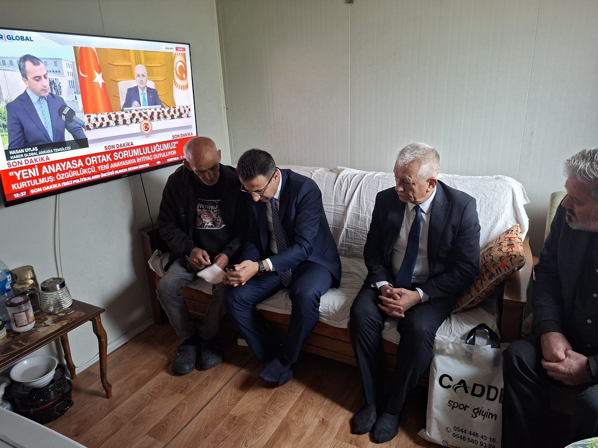 Kaymakamımız Sayın Ayhan AKPAY, Beyazid Bestami Konteyner Kentte kalan, depremde ailesini kaybeden ve tek başına Hasan AYVURDU amcamızı hanesinde ziyaret ederek durumu ve ihtiyaçları ile ilgili bilgi aldı. Vefat eden aile fertlerine Allah'tan rahmet diler, Hasan amcamıza ve aile