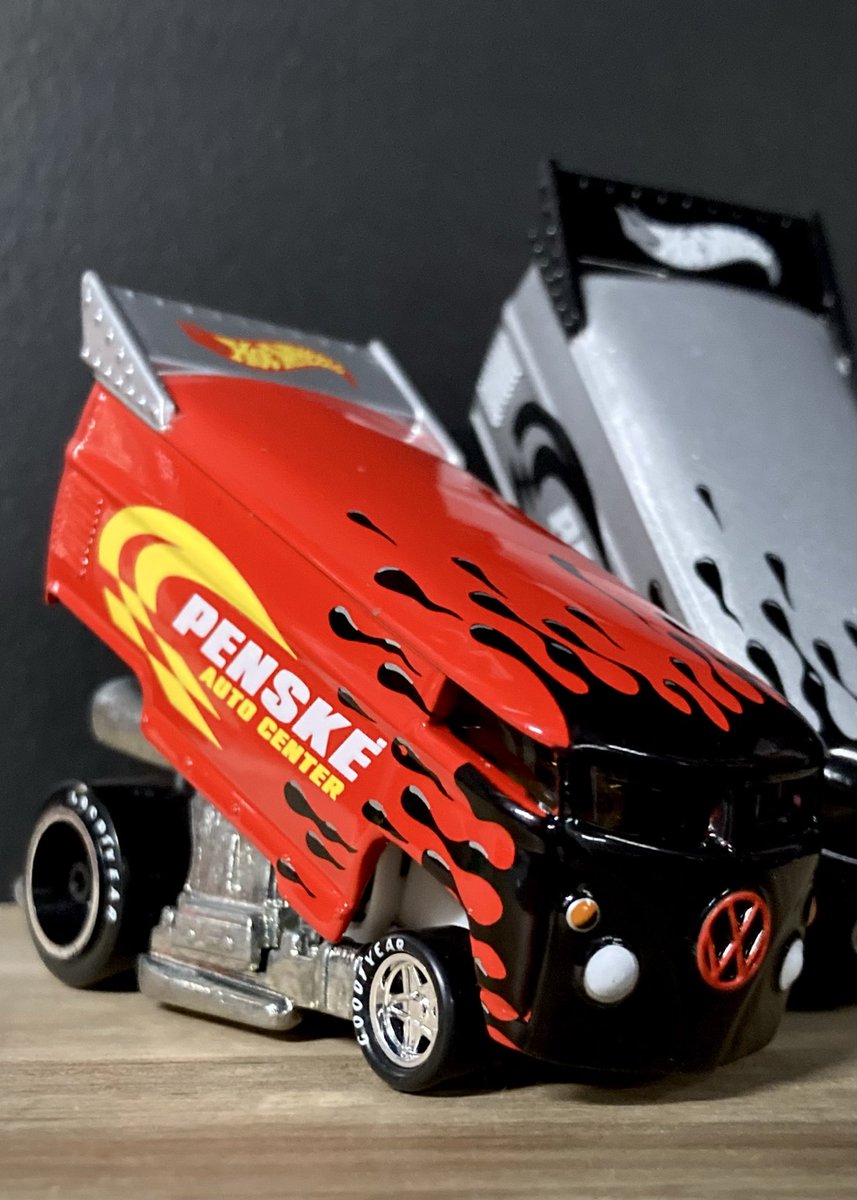 魅力のある赤を見せてください見た人全員強制 VW Drag Bus Penske Auto