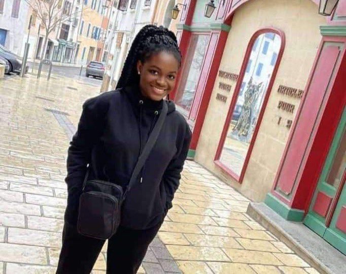 PsyGuy007's tweet photo. 🎂 🇫🇷 Elle aurait fêté ses 26 ans aujourd'hui même. Au moment de son décès tragique le 4 décembre 2022 à Plan-de-Campagne, elle était âgée de 22 ans. 

Il y a 3 ans, le 4 décembre 2022, Fortune Kolagbé, 22 ans, étudiante togolaise pleine de rêves et d’ambition, terminait son service au Burger King de Plan-de-Campagne.

Elle attendait le bus pour rentrer réviser son examen du lendemain quand un homme de 26 ans, MIGRANT CAP-VERDIEN en errance, ivre et armé d’un grand couteau, s’est jeté sur elle sans aucun raison.

En moins d’une minute, il lui a porté plus de 14 COUPS DE COUTEAUX extrêmement violents : au cœur, aux poumons, à la gorge (sectionnant la carotide), au visage, partout. Fortune est morte vidé de son sang sur le trottoir, malgré l’arrivée rapide des secours.

Trois ans déjà, et son meurtrier attend encore d’être jugé.

On n’oublie pas Fortune Kolagbé.  
Jamais. 🕯️🇹🇬