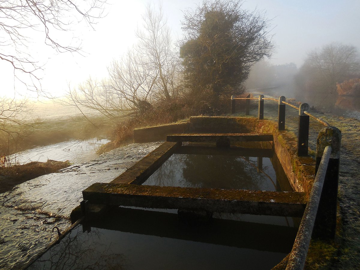 retired_tom's tweet photo. My photos from #February 2019
@CanalRiverTrust #OxfordCanal #NellBridge #Banbury #Bridge #Weir #Reflections #Frost #GoldemHour
#canals & #Waterways can provide #Peace & #calm for your own #Wellbeing #Lifesbetterbywater #KeepCanalsAlive https://t.co/nJwdvEgIqF