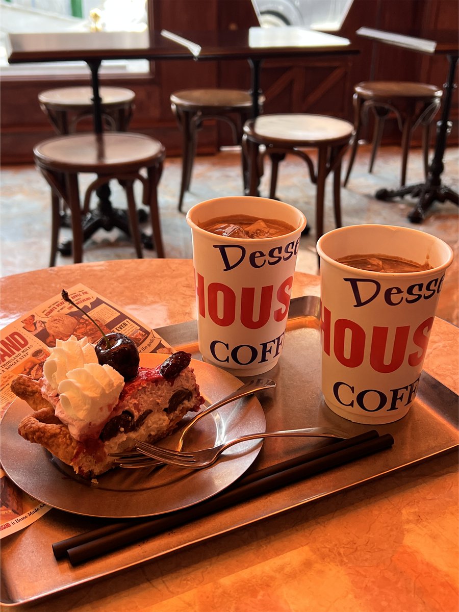 nonoir17125's tweet image. 📍따우전드 성수점
성수에서 분위기 좋은 카페 찾는다면 여기 어떠신가요?
솔직히 디저트는 쏘쏘 커피는 괜찮은 편이었던 거 같네요!
근데 앤티크 한 느낌도 좋고 무엇보다 외관이 진짜 예뻐서 앞에서 사진 찍어도 좋을듯해요!